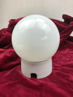 Alte Lampe Kugellampe Opalglas Glas weiß Porzellan Fuß Fassung Halter Stall oä.