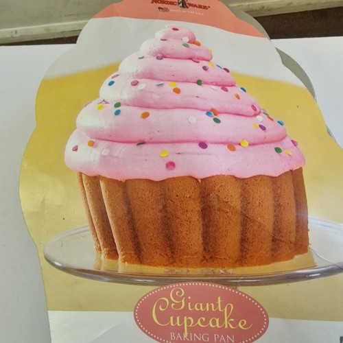 Nordic Ware Cast Aluminium The Great Cupcake Pan - 10 Cups 2.4 litres - Picture 4 of 13