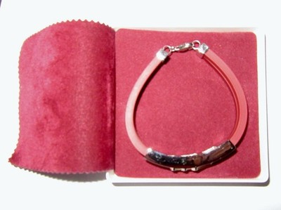 Equisite UNBENUTZTES Silber (unmarkiert) und rotes Resin ARMBAND. Mit Verschluss. verpackt. 