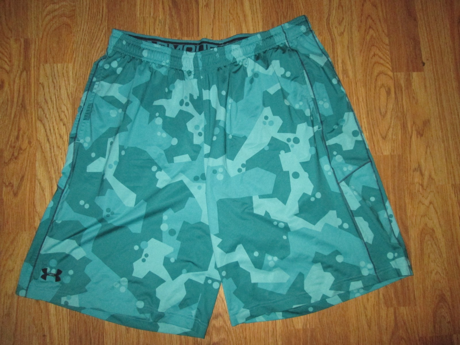Mens UNDER ARMOUR HEATGEAR loose fit  athletic shorts sz XL