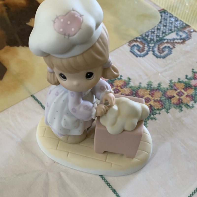 Precious Moments Enesco Porcelain Grandma Figurine Hand Painted Multicolor 1999
