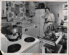 1955 Press Photo Mrs. Frederick Frost of Pittsburgh with House Full Electric Mot