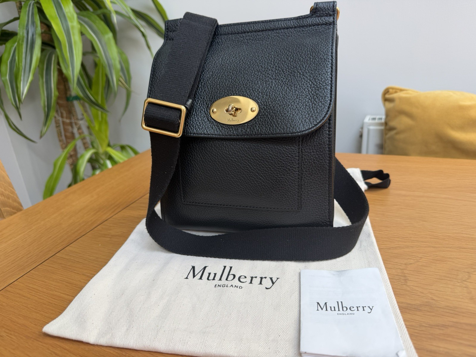MULBERRY antony black small classic grain leather messenger bag. image 2
