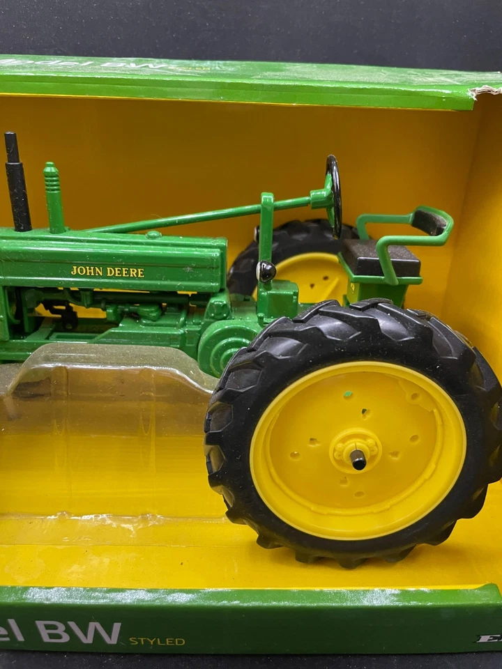Ertl Tomy JOHN DEERE 1947 Model BW Styled Tractor 1/16 Diecast B New! - Image 3 of 4