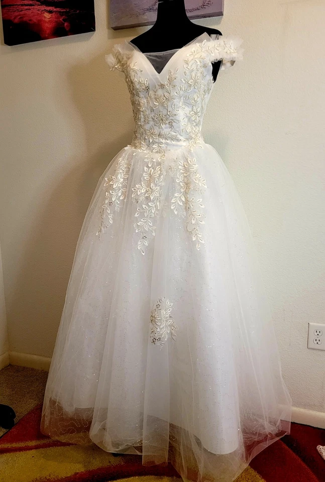  Boat Neck Luxury Wedding Dresses Vintage Princess Size 10 Located in the USA - Image 2 of 4