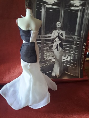 VESTIDO BARBIE JOAN CRAWFORD VESTIDOS INOLVIDABLES - ENVIO CERTIFICADO INCLUIDO - Imagen 2 de 3