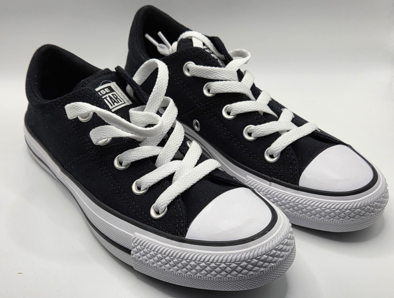 Women's Chuck Taylor All Star Madison Low Top Sneaker US Women's 6    NEW