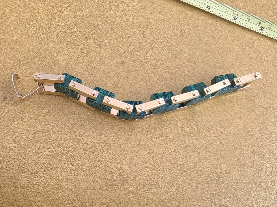 Brazalete Lele Sadoughi 7" chapado en oro y piedra de malicita Foto 3 de 4