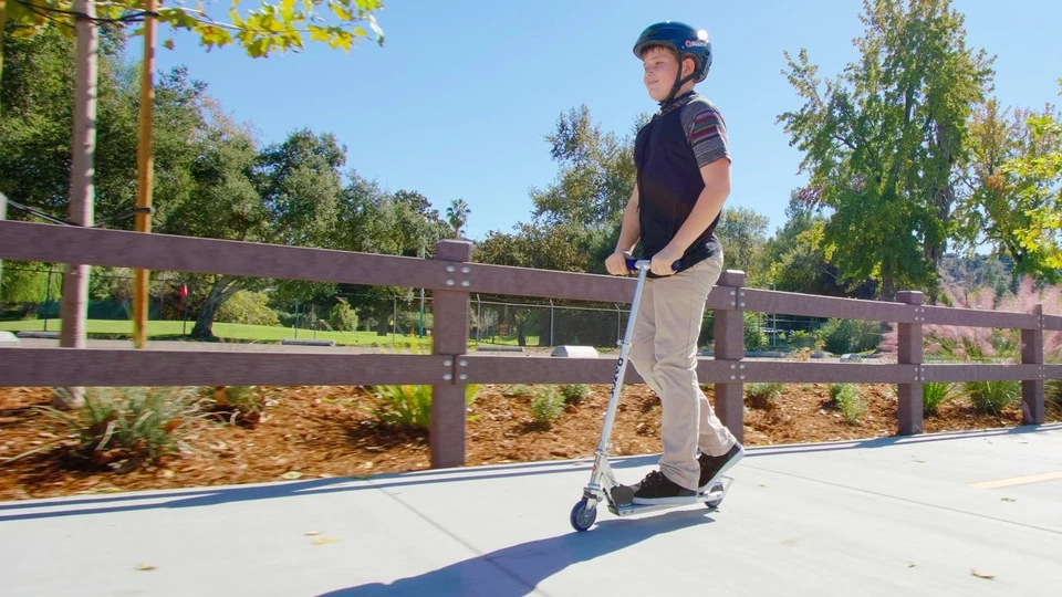 Razor A2 Kick Scooter - Púrpura, Barra Wheelie, Plegable, Ligero Foto 2 de 3