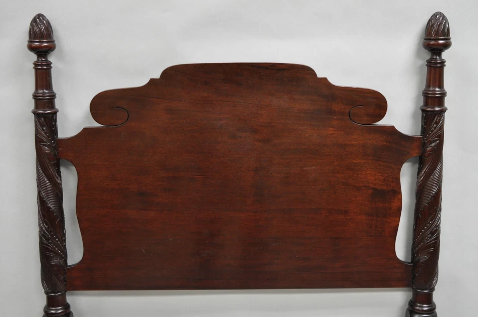 Antigua cama doble Sheraton Federal tallada caoba con acabado de bellota de Richter - par Foto 4 de 4