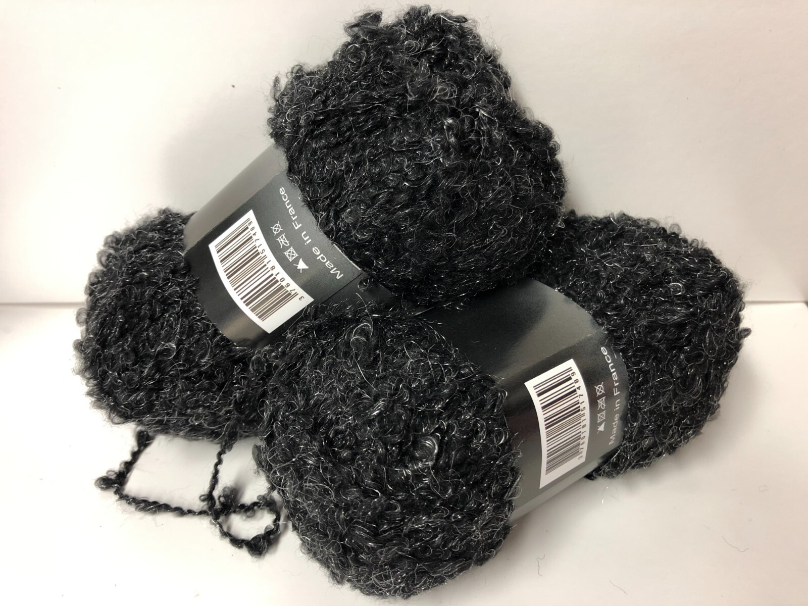 Laine bouclée gris anthracite irisé, l'excellence du fil noble fabriqué en France