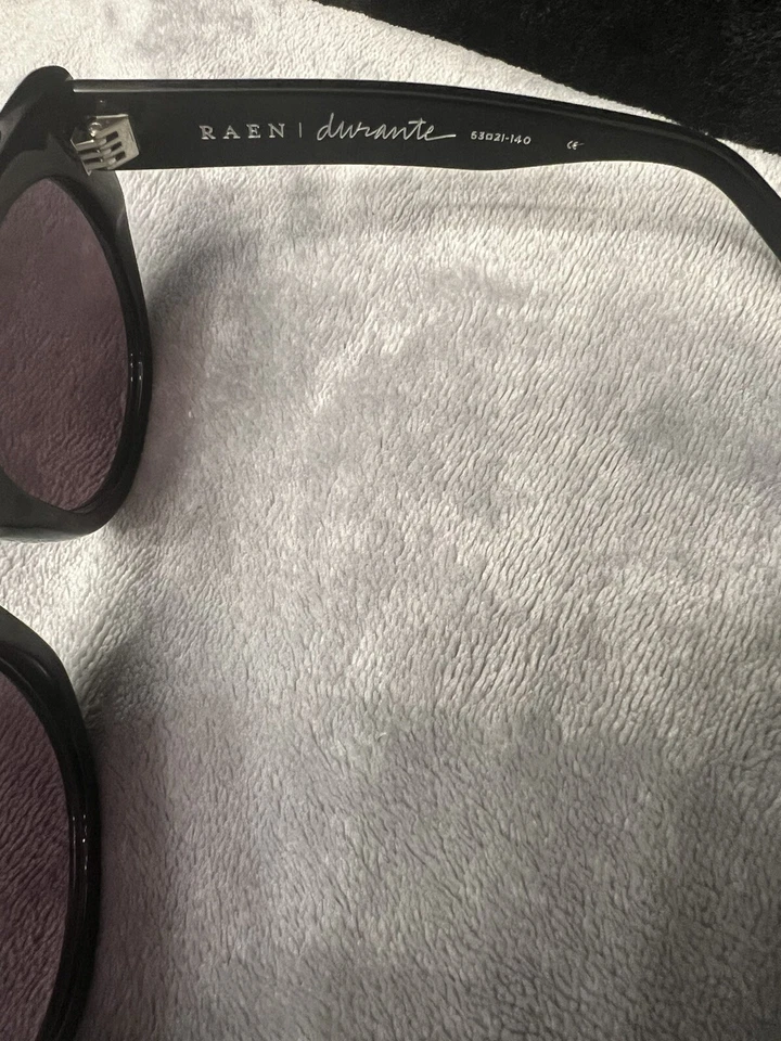 Женские солнцезащитные очки Raen в оправе Durante с линзами цвета черного кошачьего глаза - Изображение 2 из 4
