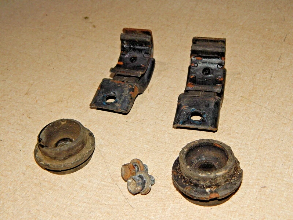 92 93 Lexus ES300 Radiator Mounting Brackets & Bolts - Imagem 2 de 3