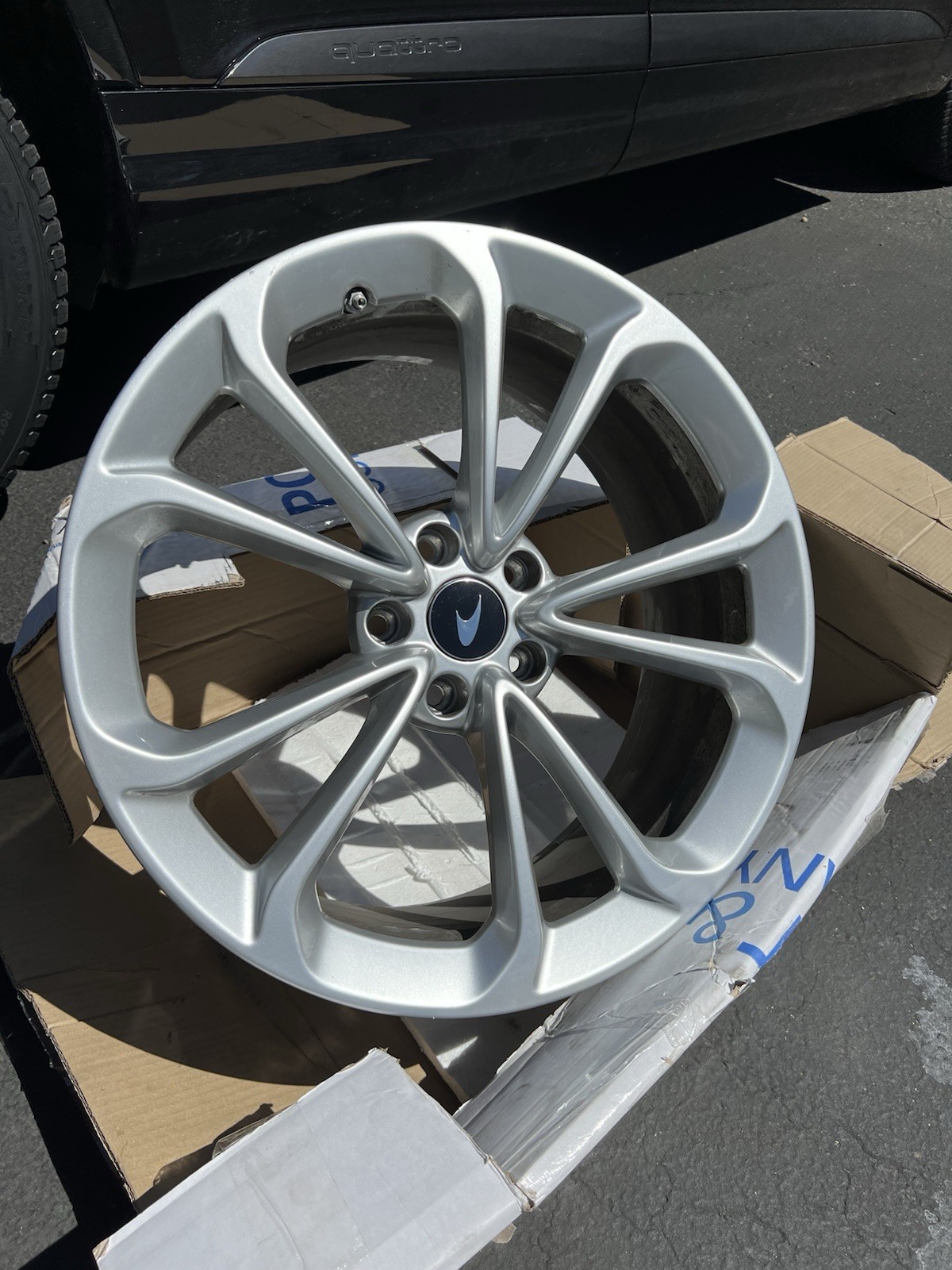 McLaren wheels 8x19 and 10x20.