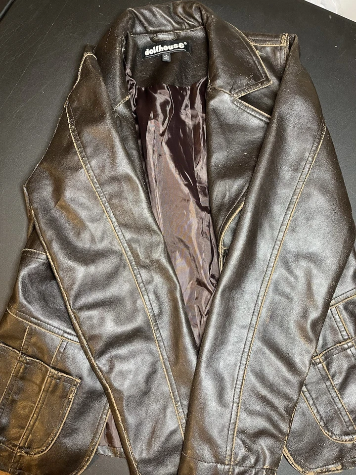 Chaqueta de cuero negra para casa de muñecas Foto 3 de 4