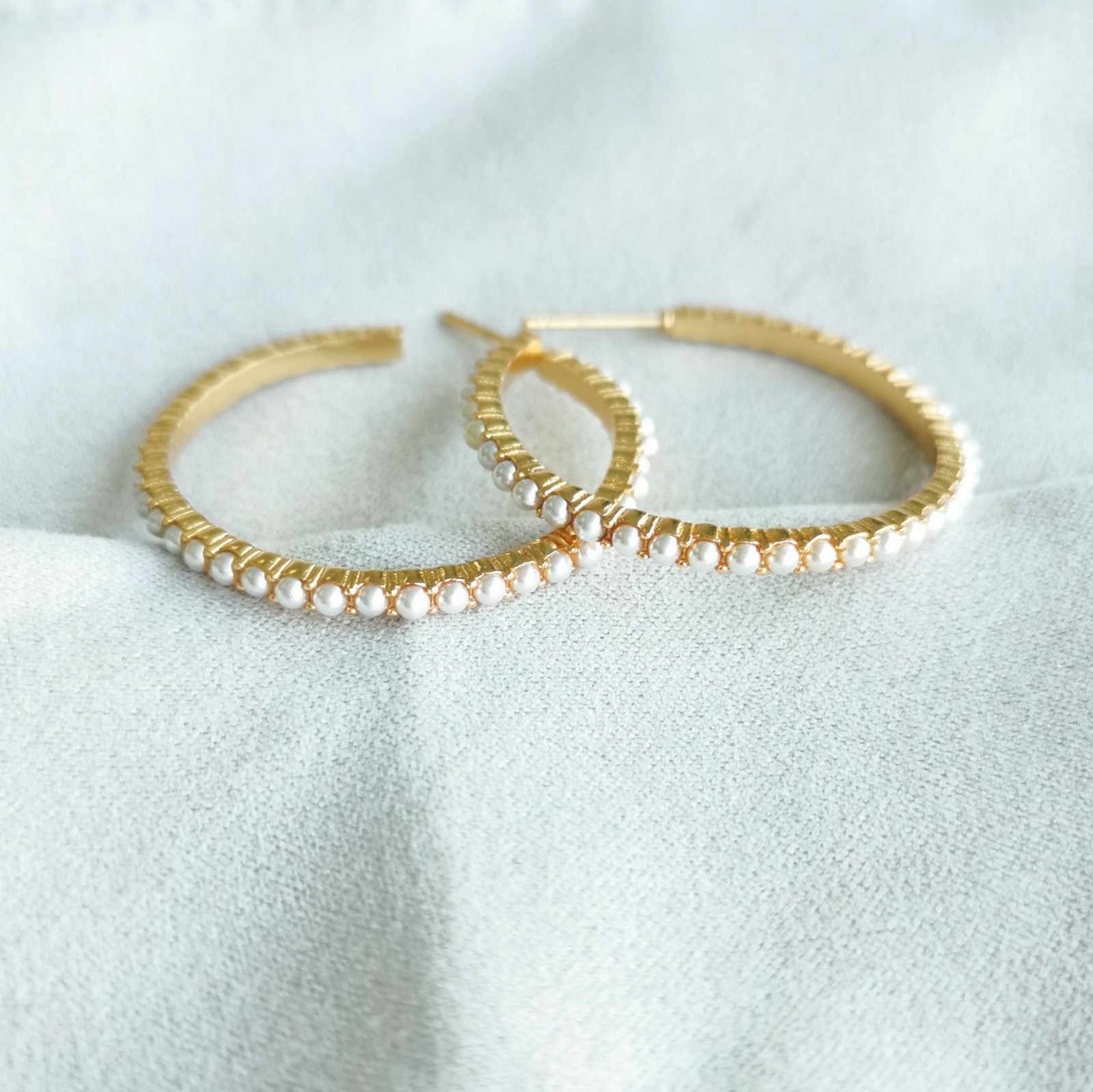 Julie Vos Juliet Gold Pearl Medium Hoop Earrings