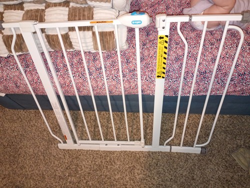 Regalo Adjustable Steel Bed Rail for Toddlers, White