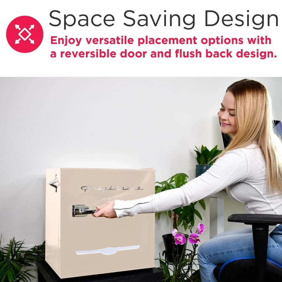 Geladeira compacta retrô Frigidaire 1,6 pés cúbicos com abridor de garrafa lateral, coral - Imagem 4 de 4