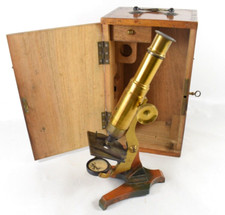 ANCIEN MICROSCOPE EN LAITON DANS SON COFFRET DE RANGEMENT EN NOYER XIXe SIECLE