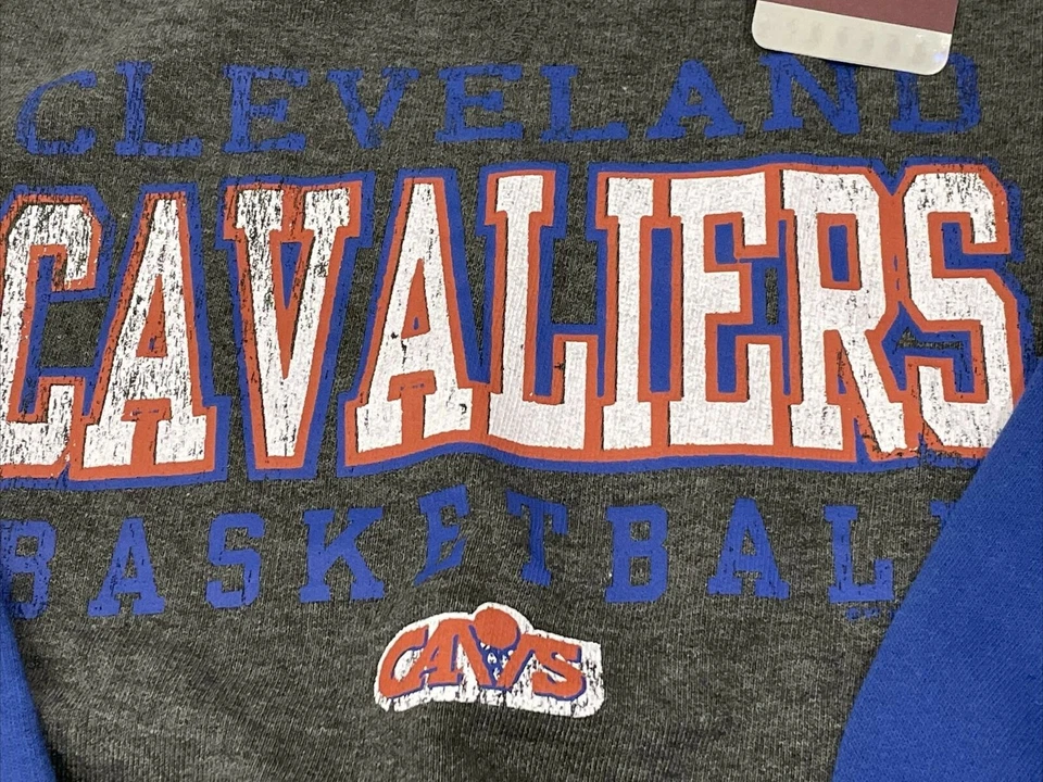 Moletom com capuz de basquete Majestic HardwoodClassic Youth Cleveland Cavaliers tamanho médio - Imagem 2 de 4