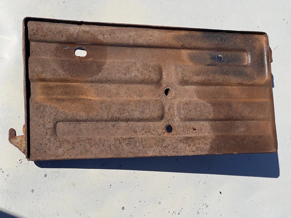 1957 CADILLAC BANDEJA DE BATERIA USADA ORIGINAL COM PARAFUSO DE AMARRAÇÃO 57. - Imagem 3 de 4