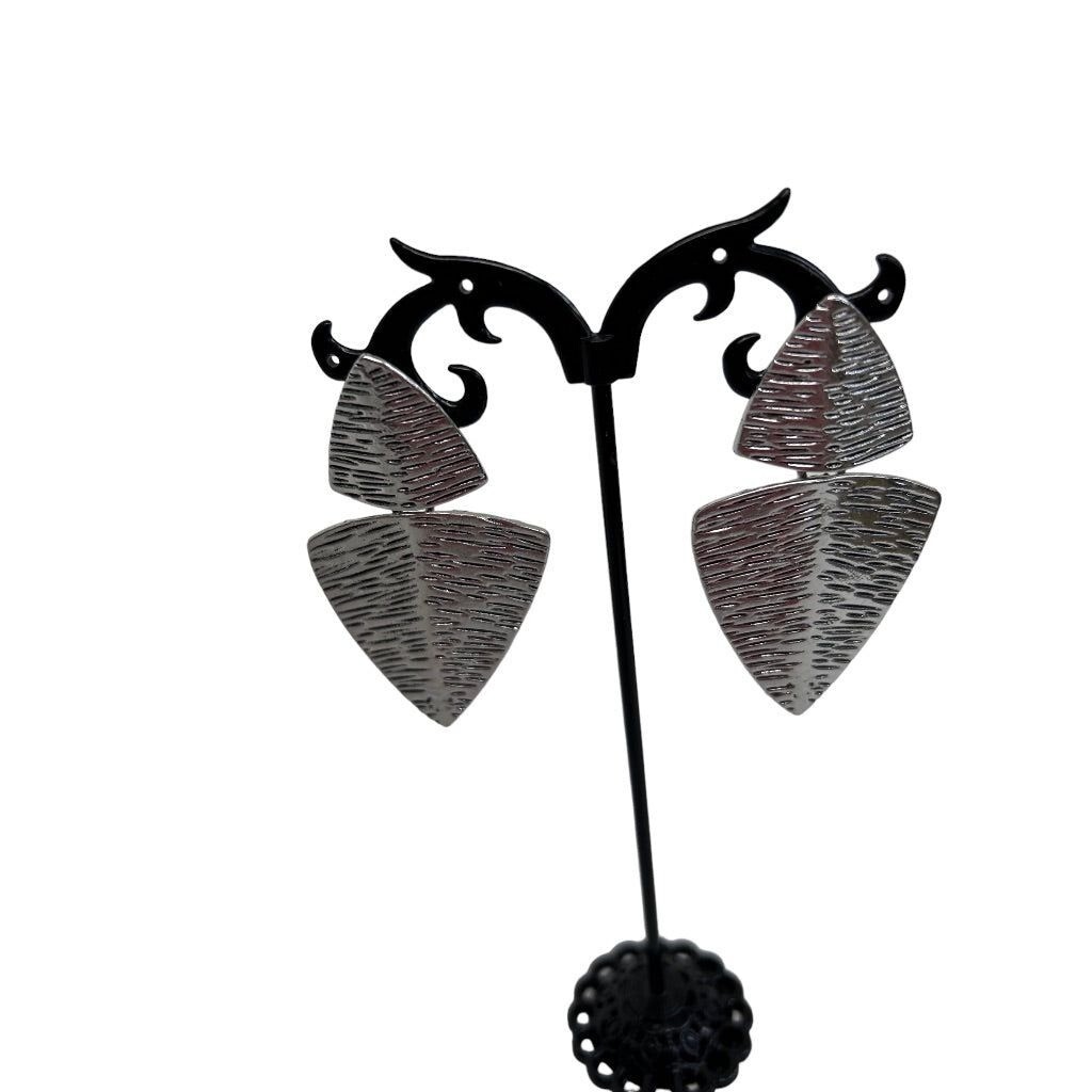 Arrowhead Shaped Silvertone Earrings Textured Pie… - image 4