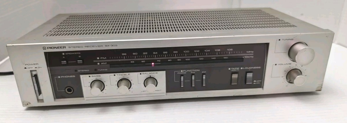 Pioneer SX-303 AM/FM Stereo Receiver Amplifier - 45 W RMS