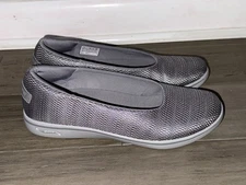 Skechers Arch Fit Uplift Womens Size 10 Slip on Gray Casual Comfort Flats 136551