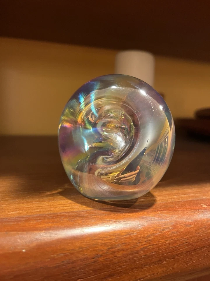 "Pisapapeles Robert Eickholt iridiscente pellizcado firmado 3"" 1992 cristal arco iris" Foto 3 de 4