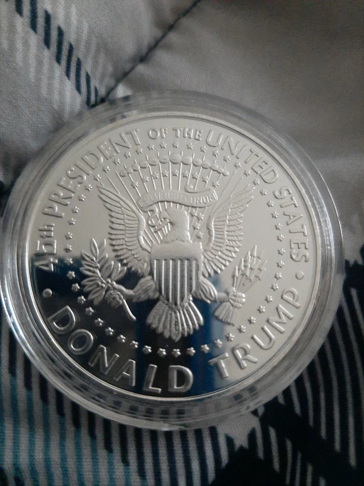 2018 US President Donald Trump Inaugural Silver Eagle Commemorative  Coiins  - Image 3 of 4