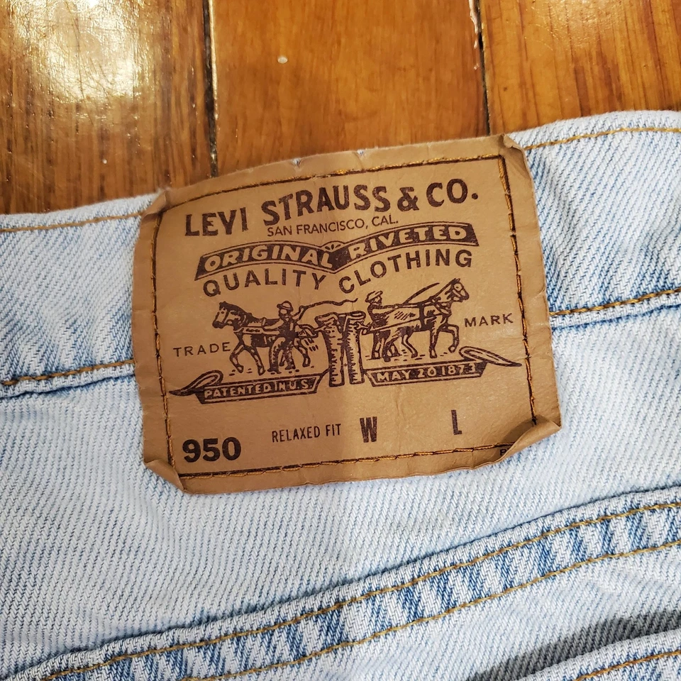 Vintage Levis Shorts Womens 11 Light Wash 950 Relaxed Fit Denim Made in USA 90s - Image 4 of 4