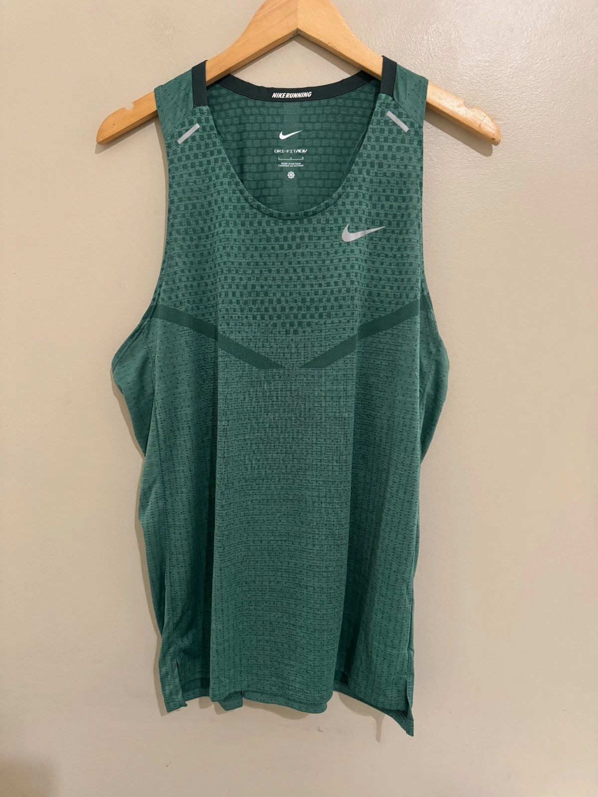 Nike Running Dri-FIT ADV Tank Sleeveless Shirt Green DM4751-338 Men Size L NEW
Opens in a new window