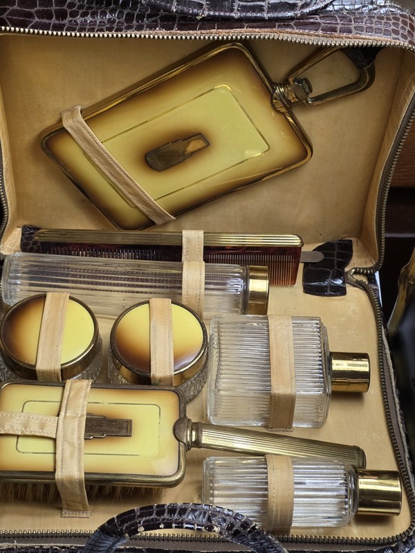 Vintage Art Deco Bak-Prop Cowhide Ladies Vanity Set Travel Case Jars Mirror