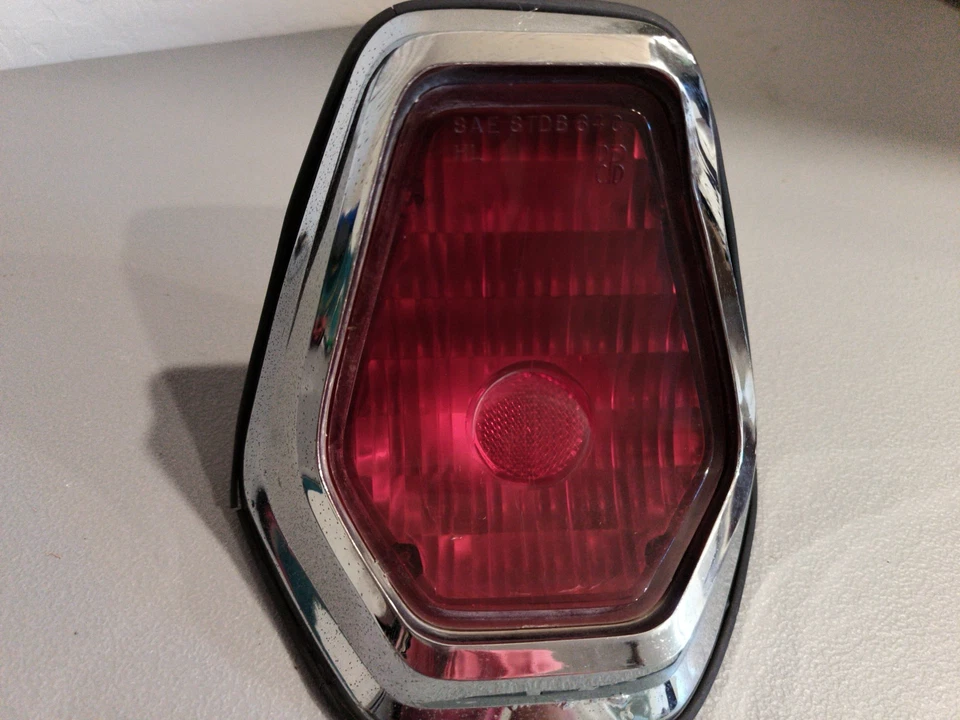 Conjunto de luz trasera derecha 1960-1964 OEM Chrysler New Yorker Newport #2424642 Foto 2 de 4