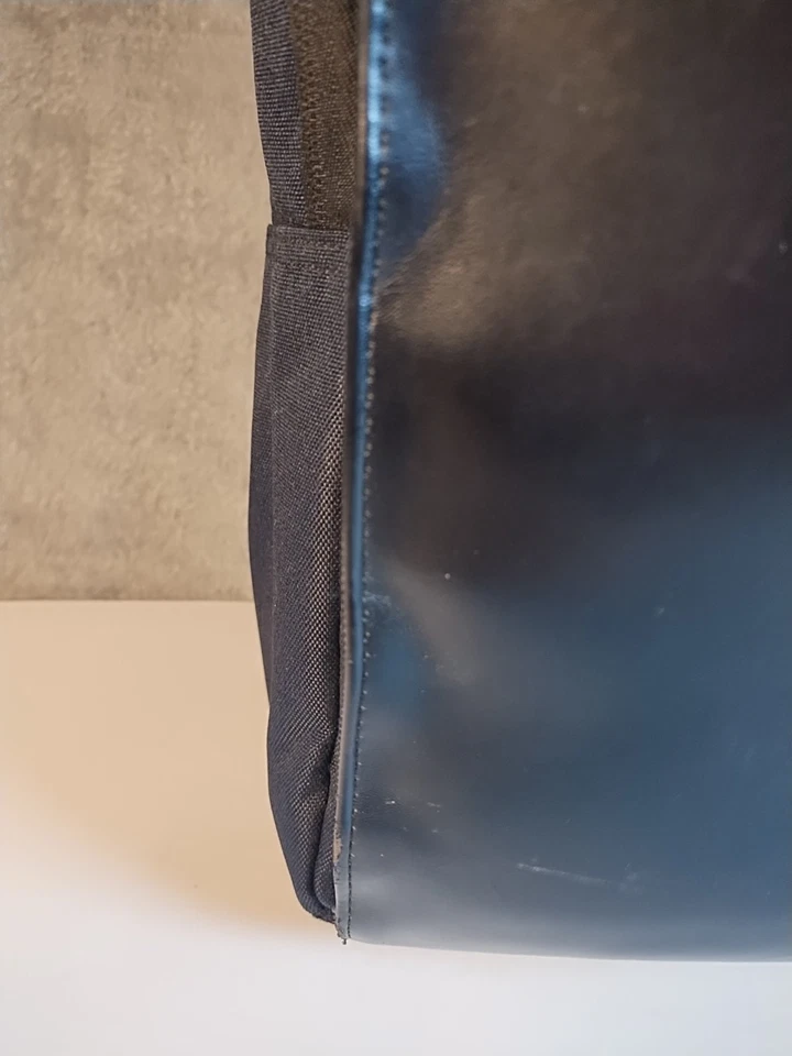 Mochila acolchada para juegos HP 17,3" para computadora portátil negra bolsillo protegido por RFID Foto 3 de 4