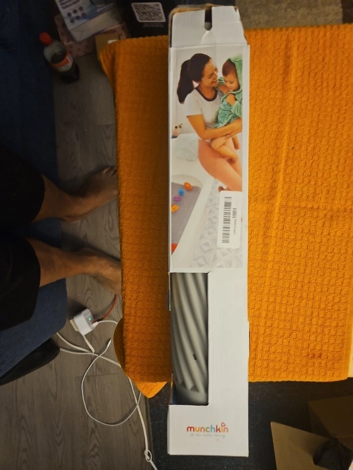 Munchkin Alfombra de Baño para Bebé Punto Suave para Bañera, Alfombra de Bañera Acolchada 36"x17", Gris  Foto 2 de 4