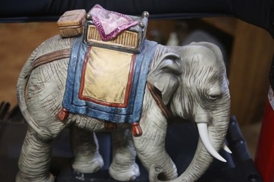 Geobel Elephant Hummel Manger sceen