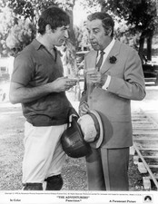Bekim Fehmiu toma una copa con Fernando Rey en la película The Adventu - Foto antigua