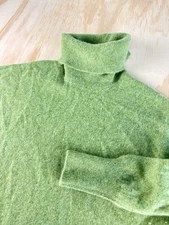 Nordstrom sweater turtleneck 100% Cashmere pea green size medium long sleeve