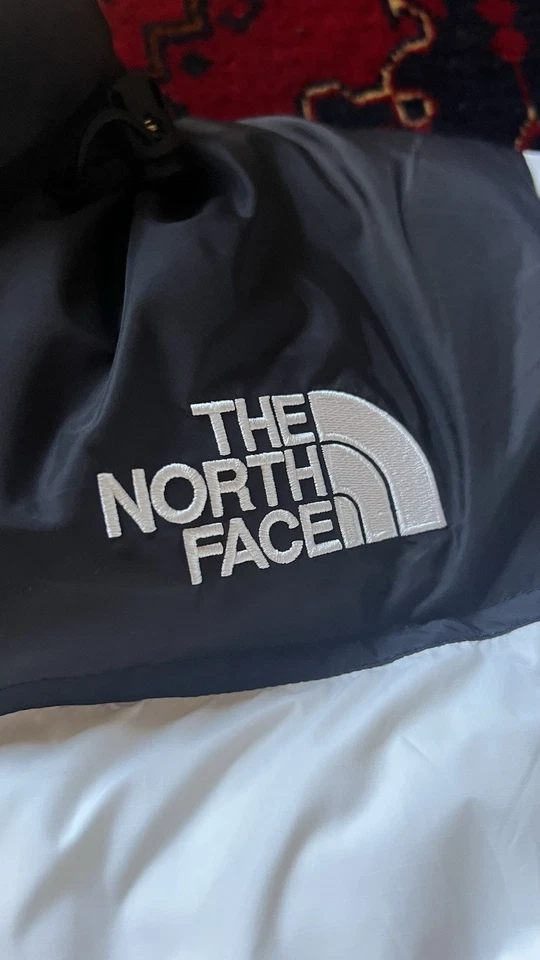 Chaqueta acolchada retro The North Face 1996 para mujer Nuptse 700 blanca talla pequeña Foto 3 de 4