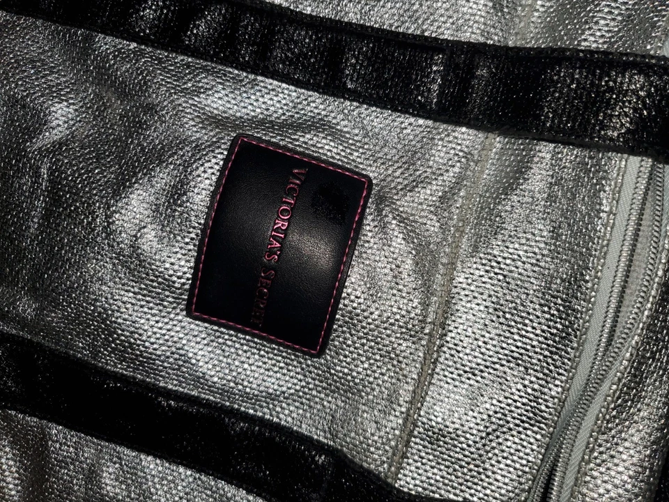 Victoria Secret Серебряный черный Weekender большая сумка с короткими ручками молнии верхний 23 «x 15» - Изображение 3 из 3