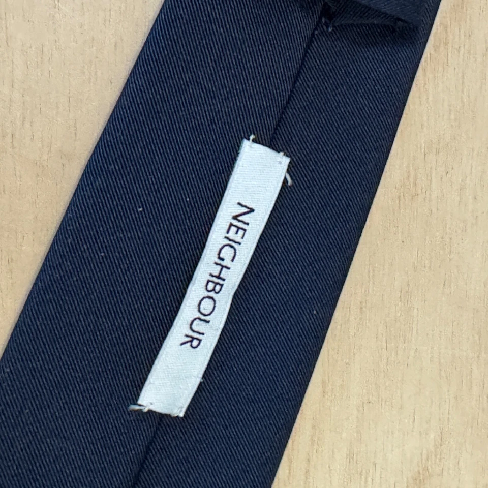 Corbata Neighbour All Silk Cuello Azul Marino Hecha a Mano en EE. UU. Delgada 2.25" x 59" Foto 2 de 4