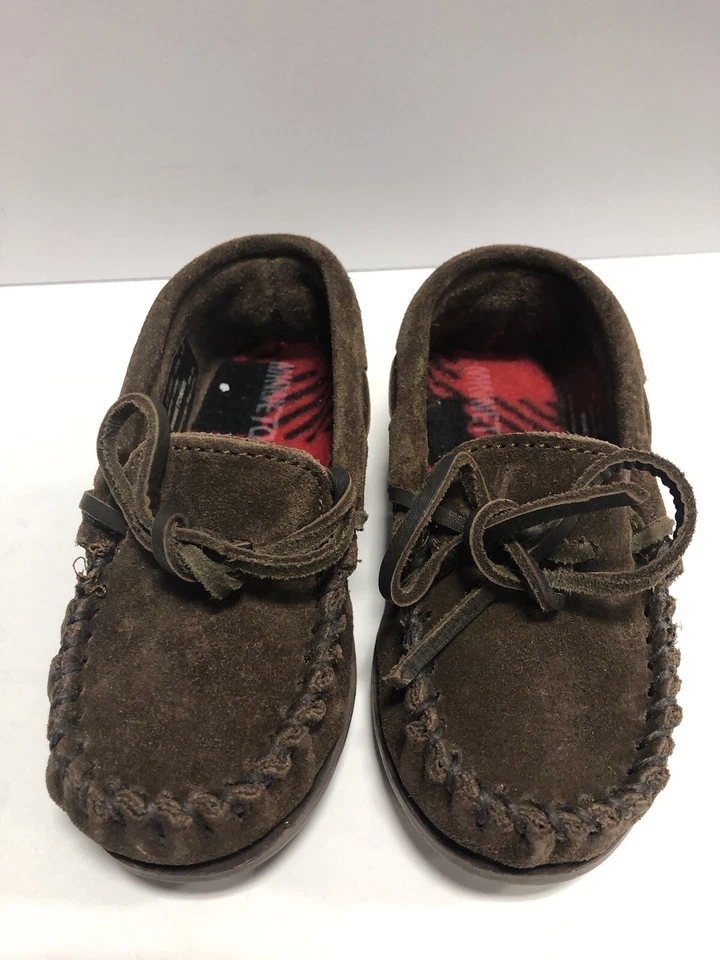 Mocasines de barco para niños pequeños Minnetonka marrón, talla 8. Foto 3 de 4