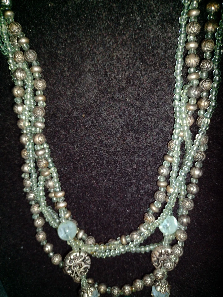 ELEGANTE COLLAR DE CUENTAS ACRÍLICAS DISEÑO PREMIER TONO VERDE Y PLATA Foto 3 de 4