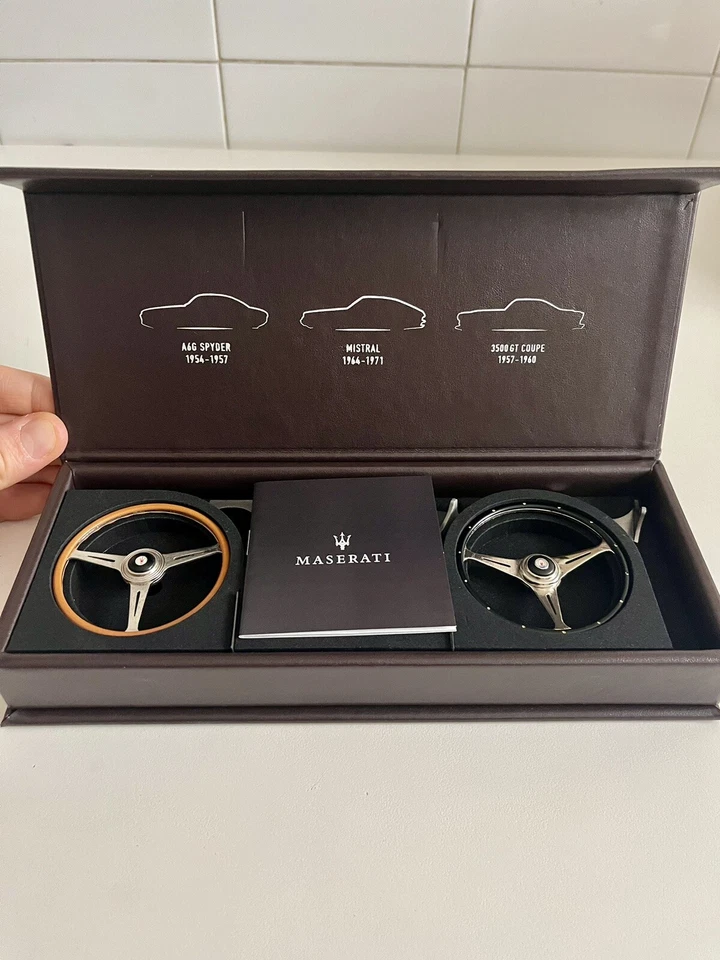 Cofanetto Volanti Maserati Limited Edition Scala 1 6 In Pelle Brooklyn Model - Immagine 2 di 4