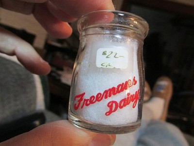Freemans Dairy / Best By Test, red 3/4 Oz. Dairy Creamer Allentown, PA. THICK