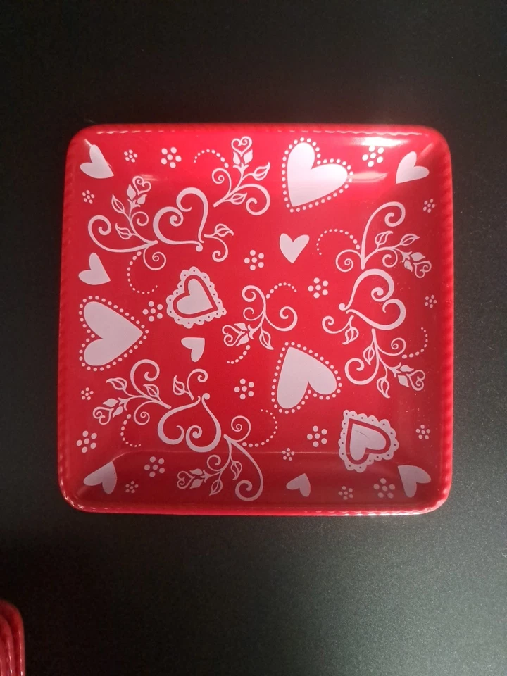 Juego de 4 platos cuadrados de ensalada de postre Temptations Tara corazón rojo floral de encaje 7" Foto 2 de 4