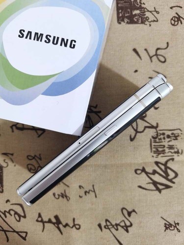 Samsung W2018 (SM-W2018) Android Unlocked 4G Snapdragon 835 Dual SIM Flip Phone - Afbeelding 5 van 15