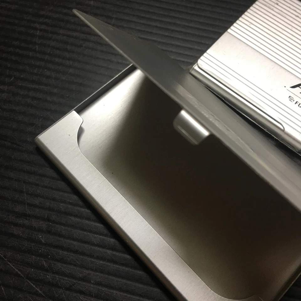 Estuche para tarjetas de identificación de aluminio plateado digital FinePix Fujifilm de colección de los años 90 3,70" Foto 3 de 4