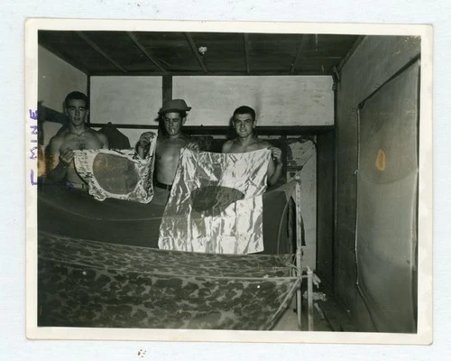 #  20 OLD WW2 MILITARY PHOTO SOLDIERS W/ CAPTURED JAPANESE FLAG SNAPSHOT